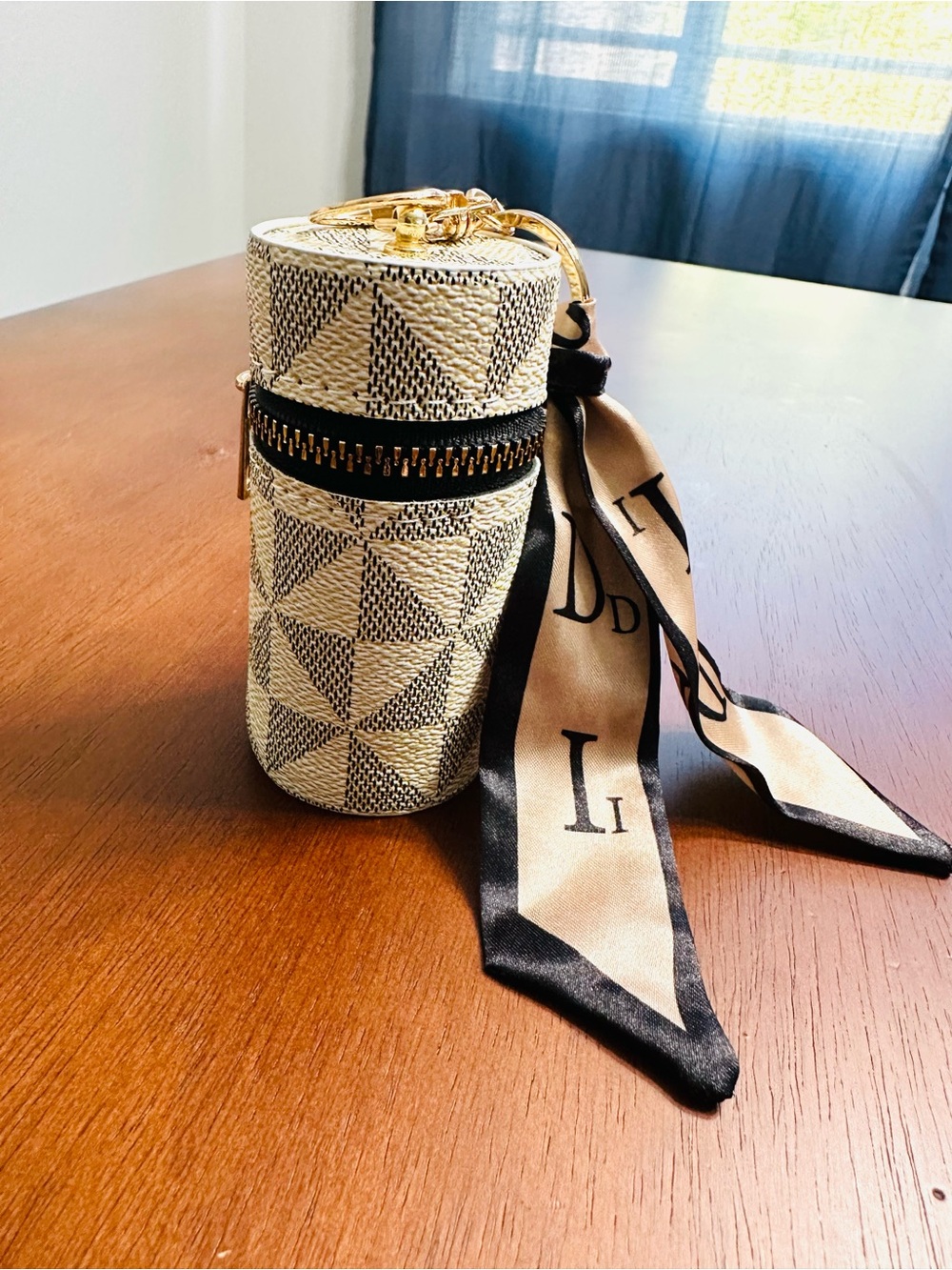 Luxury Barrel Purse Keyring - Off White and Grey - Picture 3 of 5